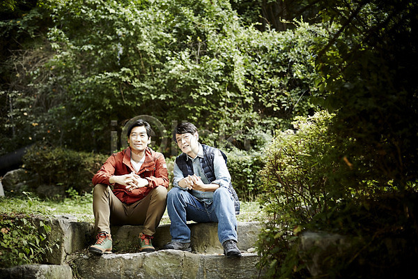 휴식 40대 남자 두명 중년 중년남자만 한국인 JPG 앞모습 포토 계단 등산 숲 앉기 야외 운동 웃음 응시 전신 주간 중년라이프 친구