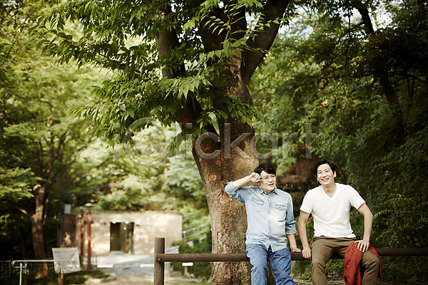 휴식 40대 남자 두명 중년 중년남자만 한국인 JPG 앞모습 포토 나무그늘 등산 상반신 숲 앉기 야외 운동 웃음 응시 주간 중년라이프 친구