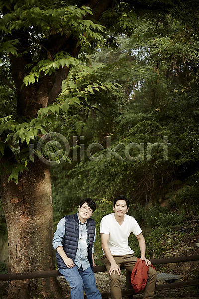 휴식 40대 남자 두명 중년 중년남자만 한국인 JPG 앞모습 포토 나무그늘 등산 상반신 숲 앉기 야외 운동 웃음 응시 주간 중년라이프 친구