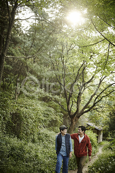 40대 남자 두명 중년 중년남자만 한국인 JPG 앞모습 포토 걷기 등산 상반신 숲 야외 어깨동무 운동 웃음 응시 주간 중년라이프 친구