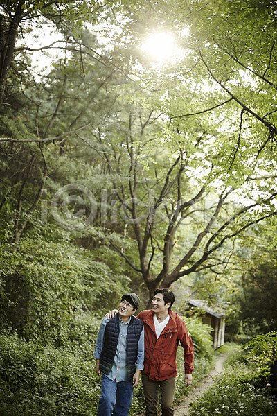40대 남자 두명 중년 중년남자만 한국인 JPG 앞모습 포토 걷기 등산 상반신 숲 야외 어깨동무 운동 웃음 응시 주간 친구