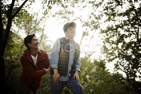 도움 40대 남자 두명 중년 중년남자만 한국인 JPG 앞모습 옆모습 포토 걷기 등산 상반신 숲 야외 운동 웃음 응시 주간 친구 힘듦