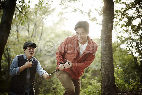 도움 40대 남자 두명 중년 중년남자만 한국인 JPG 앞모습 포토 걷기 등산 상반신 숲 야외 운동 웃음 응시 주간 친구 힘듦