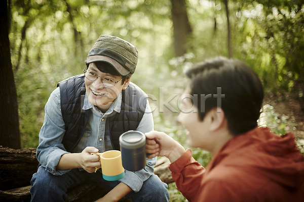 휴식 40대 남자 두명 중년 중년남자만 한국인 JPG 아웃포커스 앞모습 옆모습 포토 들기 등산 마시기 물컵 상반신 숲 앉기 야외 운동 웃음 응시 주간 중년라이프 친구