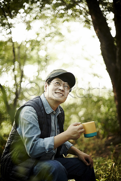 휴식 40대 남자 중년 중년남자한명만 한국인 한명 JPG 앞모습 포토 등산 물컵 미소(표정) 상반신 숲 앉기 야외 올려보기 응시 주간 중년라이프