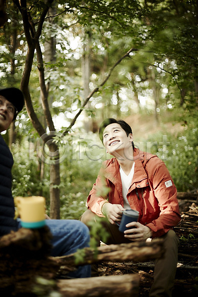 휴식 40대 남자 두명 신체부위 중년 중년남자만 한국인 JPG 앞모습 포토 들기 등산 물컵 상반신 숲 앉기 야외 운동 웃음 응시 주간 중년라이프 친구