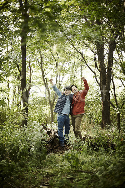 40대 남자 두명 중년 중년남자만 한국인 JPG 앞모습 포토 등산 서기 숲 야외 어깨동무 운동 웃음 응시 전신 주간 중년라이프 친구 파이팅
