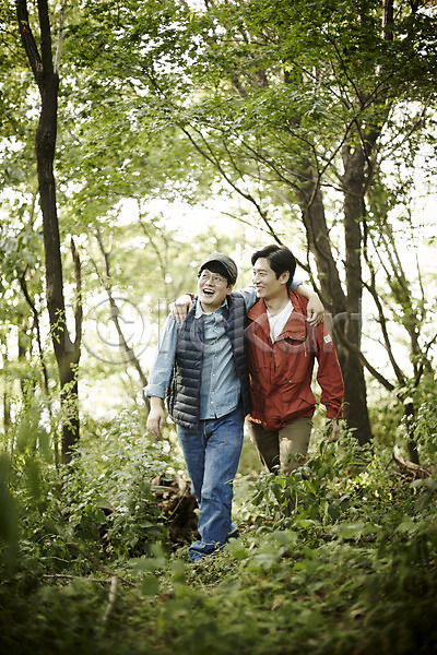 40대 남자 두명 중년 중년남자만 한국인 JPG 앞모습 포토 걷기 등산 숲 야외 어깨동무 운동 웃음 응시 전신 주간 중년라이프 친구