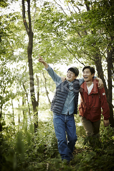 40대 남자 두명 중년 중년남자만 한국인 JPG 앞모습 포토 가리킴 걷기 등산 숲 야외 어깨동무 운동 웃음 응시 전신 주간 중년라이프 친구