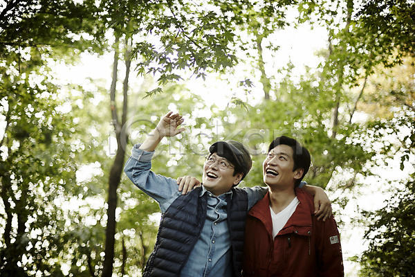 40대 남자 두명 중년 중년남자만 한국인 JPG 앞모습 포토 등산 상반신 서기 숲 야외 어깨동무 올려보기 운동 웃음 응시 주간 중년라이프 친구