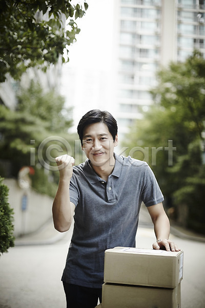 40대 남자 중년 중년남자한명만 한국인 한명 JPG 앞모습 포토 상반신 서기 야외 웃음 주간 중년라이프 택배기사 택배상자 파이팅