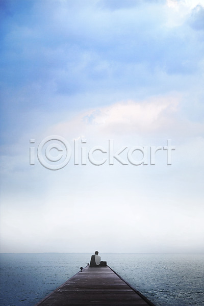 고독 남자 성인 성인남자한명만 한명 JPG 뒷모습 디지털합성 편집이미지 구름(자연) 다리 디지털아트 바다 상반신 앉기 야외 어둠 하늘