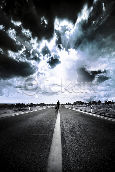 고독 남자 성인 성인남자한명만 한명 JPG 뒷모습 디지털합성 편집이미지 걷기 구름(자연) 도로 디지털아트 서기 야외 어둠 전신 하늘