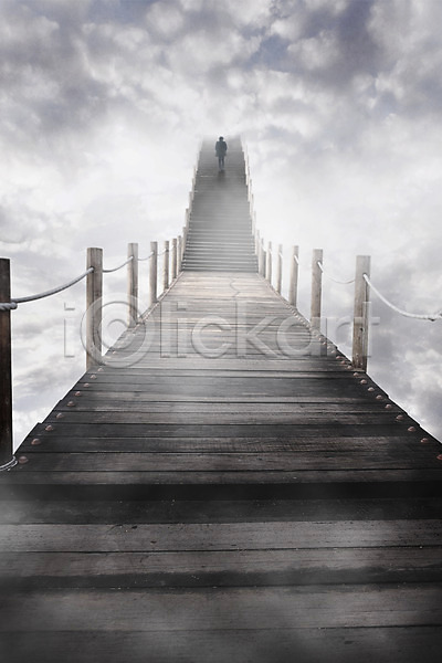 고독 남자 성인 성인남자한명만 한명 JPG 디지털합성 편집이미지 걷기 계단 구름(자연) 다리 디지털아트 안개 야외 어둠 전신 하늘