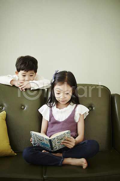 남자 두명 어린이 어린이만 여자 한국인 JPG 앞모습 포토 기댐 남매 독서 상반신 소파 실내 앉기 어린이라이프 응시 전신