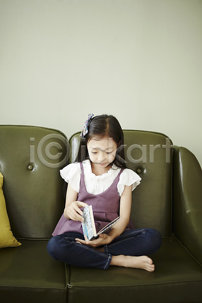 소녀한명만 어린이 여자 한국인 한명 JPG 앞모습 포토 독서 소파 실내 앉기 어린이라이프 전신 책