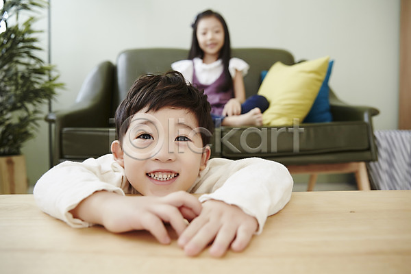 남자 두명 어린이 어린이만 여자 한국인 JPG 아웃포커스 앞모습 포토 남매 상반신 소파 실내 앉기 어린이라이프 엎드리기 웃음 응시 전신 책상 쿠션