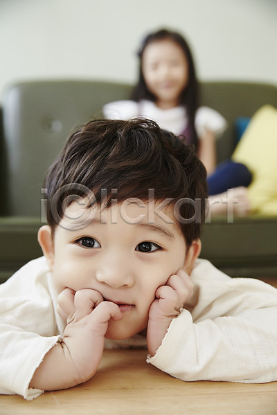 남자 두명 어린이 어린이만 여자 한국인 JPG 아웃포커스 앞모습 포토 기댐 남매 상반신 소파 실내 앉기 어린이라이프 엎드리기 응시 쿠션