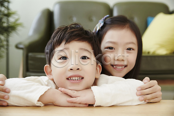 남자 두명 어린이 어린이만 여자 한국인 JPG 앞모습 포토 기댐 남매 상반신 소파 실내 안기 앉기 어린이라이프 엎드리기 웃음 응시 책상