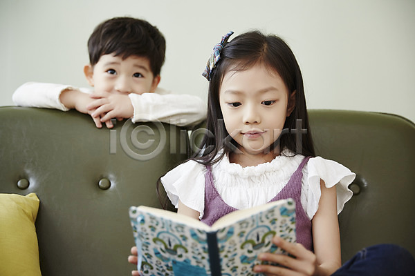 남자 두명 어린이 어린이만 여자 한국인 JPG 앞모습 포토 남매 독서 상반신 소파 실내 앉기 어린이라이프 응시
