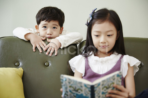 남자 두명 어린이 어린이만 여자 한국인 JPG 앞모습 포토 기댐 남매 독서 상반신 서기 소파 실내 앉기 어린이라이프 응시