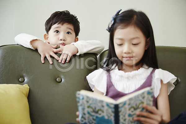 남자 두명 어린이 어린이만 여자 한국인 JPG 아웃포커스 앞모습 포토 남매 독서 상반신 서기 소파 실내 앉기 어린이라이프 응시