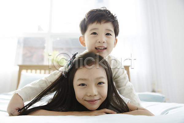 남자 두명 어린이 어린이만 여자 한국인 JPG 앞모습 포토 남매 상반신 실내 어린이라이프 엎드리기 웃음 응시 침대