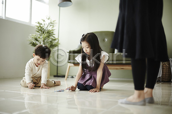 남자 성인 세명 어린이 여자 한국인 JPG 앞모습 옆모습 포토 꾸지람 낙서 남매 바닥 소파 실내 앉기 어린이라이프 장난 전신 하반신