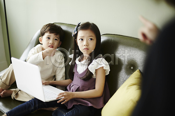 남자 성인 세명 신체부위 어린이 여자 한국인 JPG 아웃포커스 앞모습 포토 가리킴 꾸지람 남매 노트북 들기 상반신 소파 실내 앉기 어린이라이프 전신