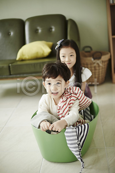 남자 두명 어린이 어린이만 여자 한국인 JPG 앞모습 포토 남매 놀이 빨래 빨래바구니 빨랫감 상반신 소파 실내 앉기 어린이라이프 웃음 응시 장난
