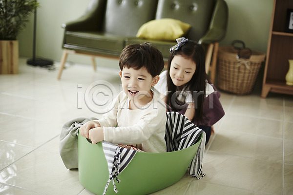 남자 두명 어린이 어린이만 여자 한국인 JPG 앞모습 포토 남매 놀이 빨래 빨래바구니 상반신 소파 실내 앉기 어린이라이프 웃음 응시 장난