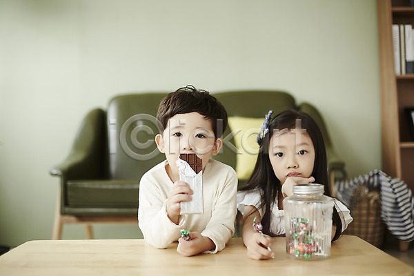 남자 두명 어린이 어린이만 여자 한국인 JPG 앞모습 포토 남매 디저트 먹기 사탕 상반신 소파 실내 앉기 어린이라이프 책상 초콜릿