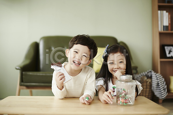 남자 두명 어린이 어린이만 여자 한국인 JPG 앞모습 포토 남매 디저트 먹기 사탕 상반신 소파 실내 앉기 어린이라이프 웃음 응시 책상 초콜릿