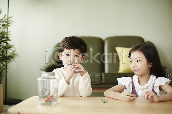 남자 두명 어린이 어린이만 여자 한국인 JPG 앞모습 포토 남매 디저트 먹기 사탕 상반신 소파 실내 앉기 어린이라이프 응시 책상 초콜릿