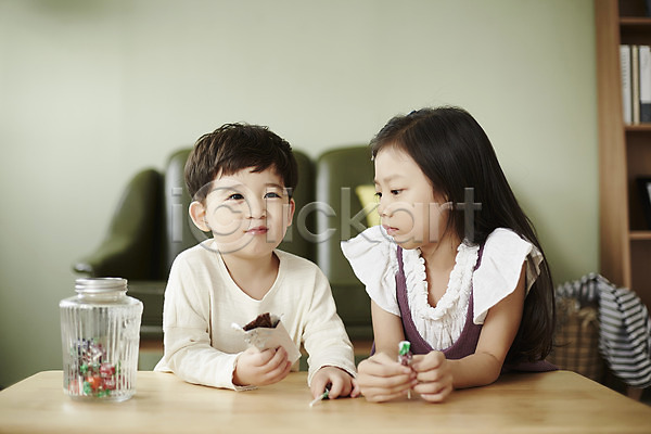남자 두명 어린이 어린이만 여자 한국인 JPG 앞모습 포토 남매 디저트 먹기 사탕 상반신 소파 실내 앉기 어린이라이프 웃음 응시 책상 초콜릿