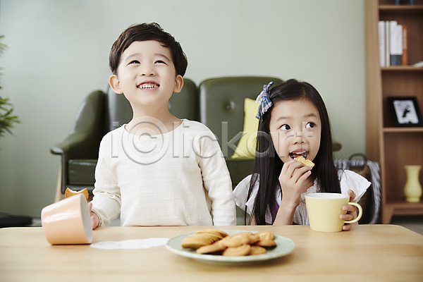 남자 두명 어린이 어린이만 여자 한국인 JPG 앞모습 포토 간식시간 과자 남매 먹기 상반신 실내 앉기 어린이라이프 우유 웃음 응시 책상 흘림