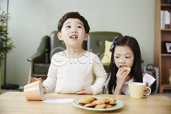 남자 두명 어린이 어린이만 여자 한국인 JPG 앞모습 포토 남매 먹기 상반신 실내 앉기 어린이라이프 우유 웃음 응시 책상 쿠키 흘림