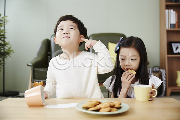 남자 두명 어린이 어린이만 여자 한국인 JPG 앞모습 포토 간식시간 남매 먹기 상반신 실내 앉기 어린이라이프 우유 웃음 응시 책상 쿠키 흘림