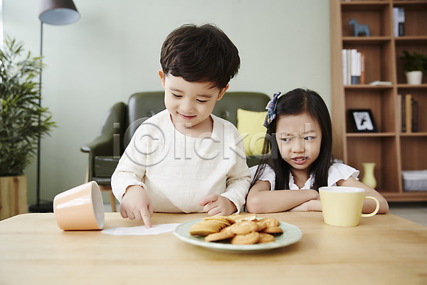 남자 두명 어린이 어린이만 여자 한국인 JPG 앞모습 포토 간식시간 남매 상반신 실내 앉기 어린이라이프 우유 장난 책상 쿠키 흘림