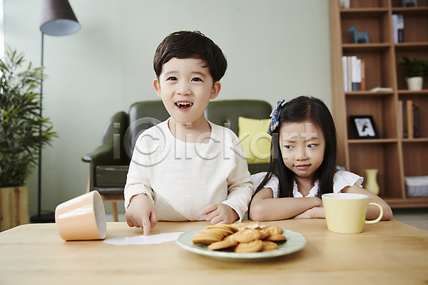 남자 두명 어린이 어린이만 여자 한국인 JPG 앞모습 포토 간식시간 남매 상반신 실내 앉기 어린이라이프 우유 웃음 응시 장난 책상 쿠키 흘림