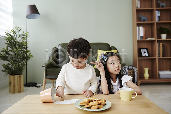 남자 두명 어린이 어린이만 여자 한국인 JPG 앞모습 포토 남매 상반신 실내 앉기 어린이라이프 우유 웃음 응시 장난 책상 쿠키 흘림