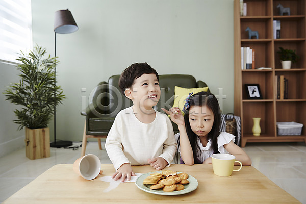 남자 두명 어린이 어린이만 여자 한국인 JPG 앞모습 포토 가리킴 간식시간 남매 상반신 실내 앉기 어린이라이프 우유 웃음 응시 장난 책상 쿠키 흘림