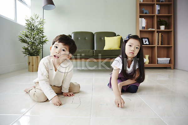 남자 두명 어린이 어린이만 여자 한국인 JPG 앞모습 포토 낙서 남매 닦기 바닥 상반신 소파 스탠드 식물 실내 앉기 어린이라이프 책장