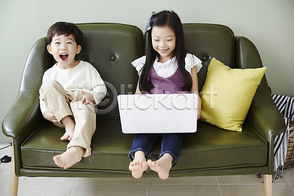 즐거움 남자 두명 어린이 어린이만 여자 한국인 JPG 앞모습 포토 남매 노트북 소파 실내 앉기 어린이라이프 웃음 응시 전신 쿠션