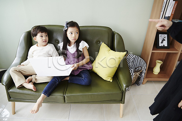 남자 성인 세명 신체부위 어린이 여자 한국인 JPG 앞모습 포토 꾸지람 남매 노트북 상반신 소파 실내 앉기 어린이라이프 응시 전신 쿠션