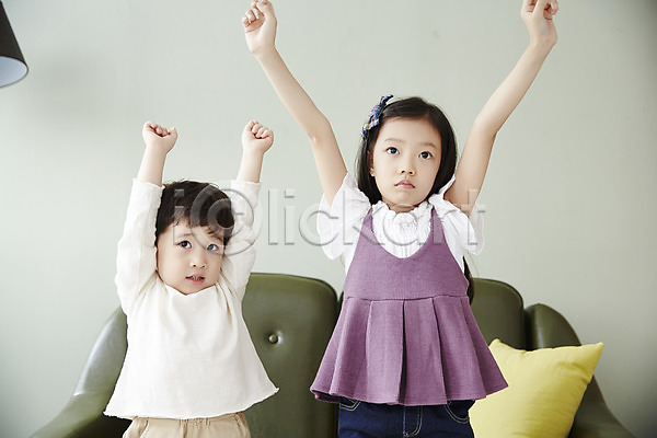 남자 두명 어린이 어린이만 여자 한국인 JPG 앞모습 포토 꾸지람 남매 벌서기 상반신 서기 소파 손들기 실내 어린이라이프 응시 쿠션