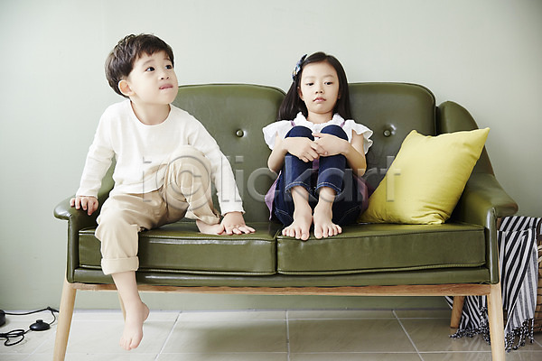 남자 두명 어린이 어린이만 여자 한국인 JPG 앞모습 포토 남매 소파 실내 앉기 어린이라이프 전신 쿠션