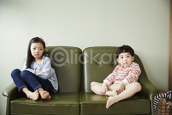 남자 두명 어린이 어린이만 여자 한국인 JPG 앞모습 포토 남매 소파 실내 싸움 앉기 어린이라이프 전신