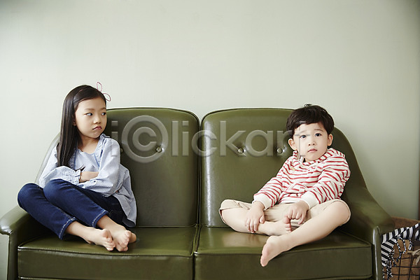 남자 두명 어린이 어린이만 여자 한국인 JPG 앞모습 포토 남매 노려봄 소파 실내 싸움 앉기 어린이라이프 전신