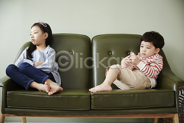 남자 두명 어린이 어린이만 여자 한국인 JPG 앞모습 옆모습 포토 남매 소파 실내 싸움 앉기 어린이라이프 전신